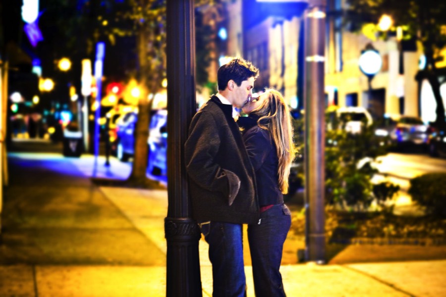 Wilmington-NC-Engagement-Photography-Lifestyle Engagment Session-Picture-Ideas-Inspiration-Couple kissing in downtown under street light