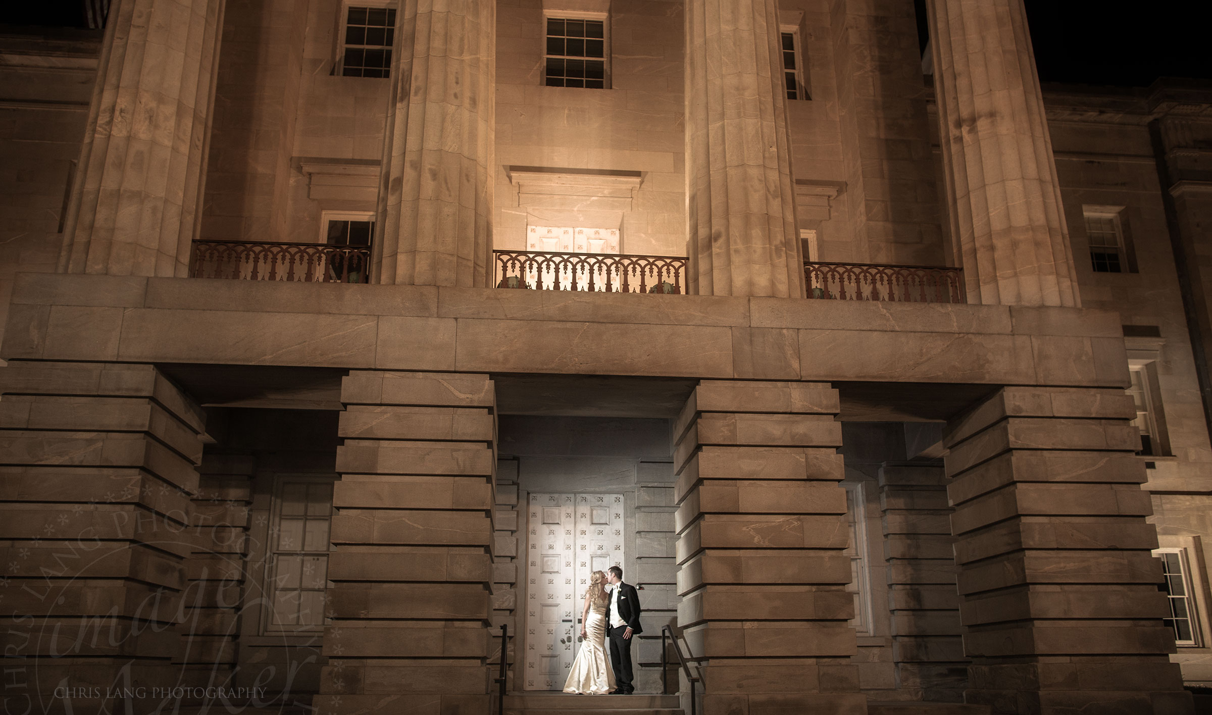Nighttime Wedding Picture | Birde & Groom Pictures | Wedding Picture Ideas | Wedding Style & Trends | Wilmington NC Wedding Photographer