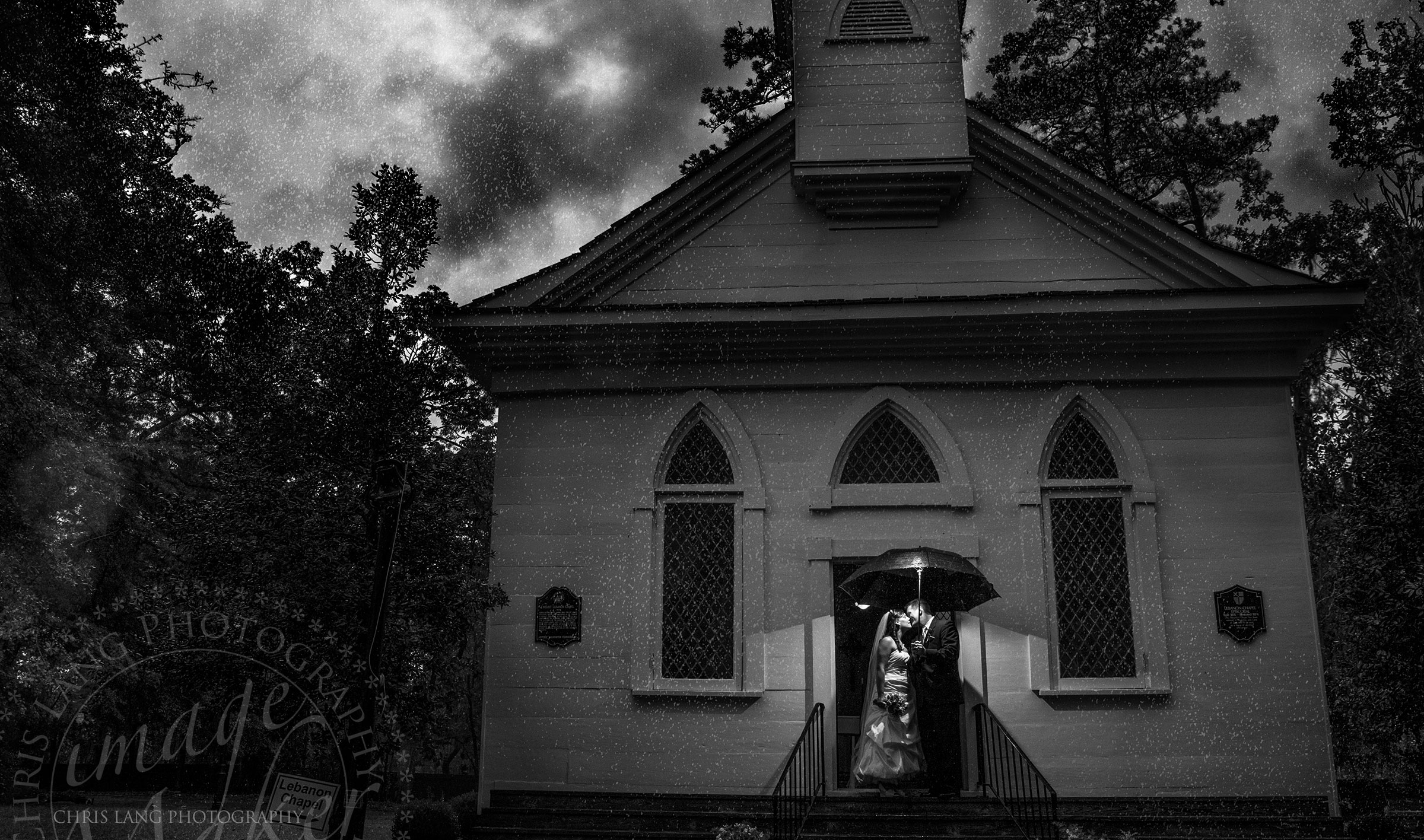 Image of wedding couple in front the Lebanon Chapel Airlie Gardens 