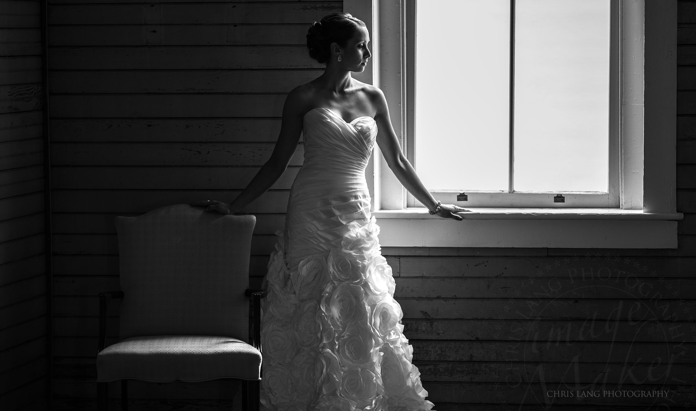 Picture of a Bride in her wedding dress in Downtown Wilmington NC-Photography