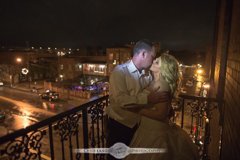 Balcony-On-Dock-Weddings-bride-and-groom-kissing-on-the-balcony