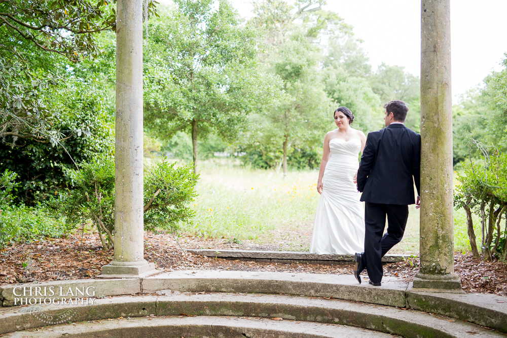 airlie gardens wedding photo - bride & groom photo - bride & groom photo ideas - bride & groom photography - wilmington  nc wedding  wedding photography