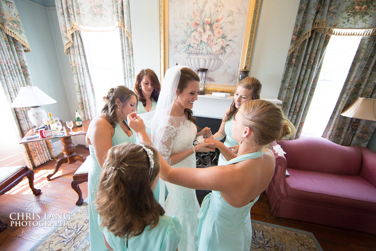 bridesmaids ans bride gettign ready at the city club - wilmington nc - pre wedding photos - wedding photo ideas - getting ready wedding pictures - bride - groom - wedding dress - wedding detail photos - wilming nc wedding photography