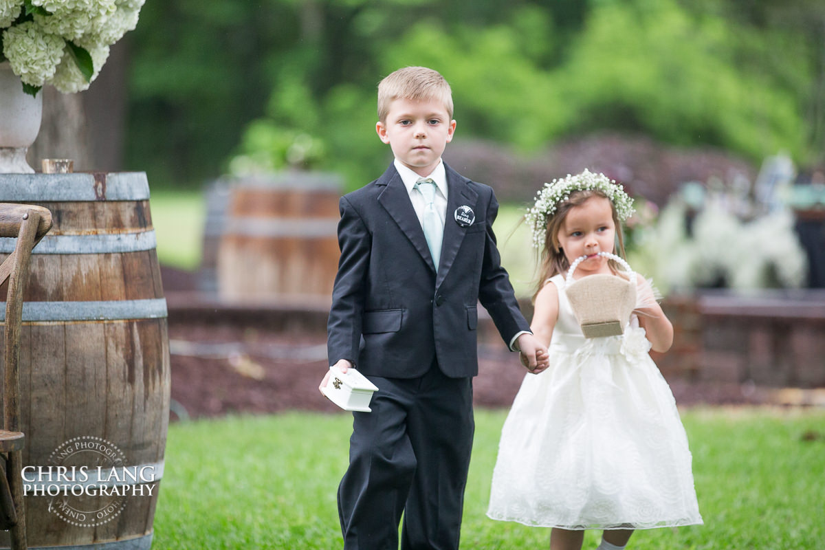 flower girl and reing bearer - wedding ceremony photo - wedding ceremonies - bride - groom - bridal party - wedding ceremony photography - ideas